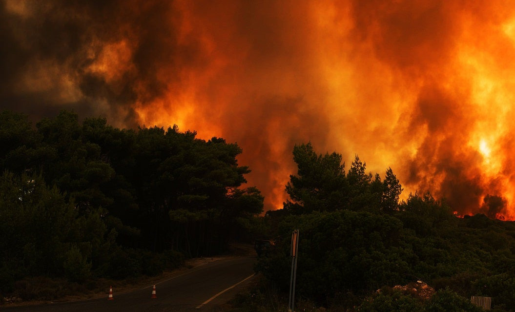 Για τρίτη νύχτα καίγονται τα Κύθηρα – Ανήμπορη η Πυροσβεστική, απελπισμένοι οι κάτοικοι